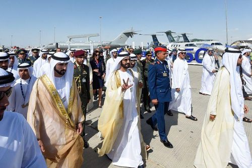 Ông Mohammed Bin Rashid Al Maktoum (thứ 3 từ trái qua), Phó Tổng thống kiêm Thủ tướng Các Tiểu vương quốc Ả Rập Thống nhất, cùng với Thái tử Dubai Shaikh Hamdan Bin Mohammed Bin Rashid Al Maktoum (thứ 2 từ trái qua), tham dự buổi lễ khai mạc triển lãm. Ảnh: Gulf News