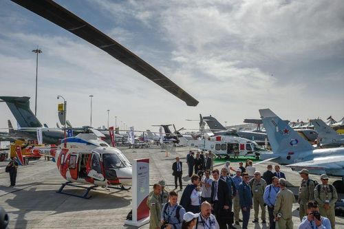 Quang cảnh không gian trưng bày ngoài trời của triển lãm. Dự kiến trong 5 ngày diễn ra, Dubai Airshow 2019 sẽ đón khoảng gần 90,000 lượt khách thăm quan. Ảnh: Gulf News