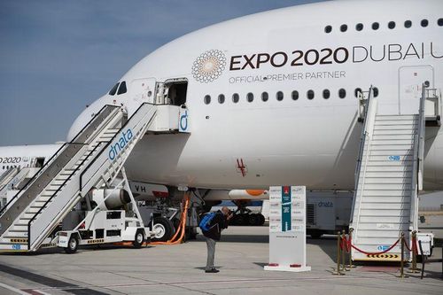 Chiếc Airbus A380 với logo của Triển lãm Thế giới Dubai 2020 (Expo 2020 Dubai) xuất hiện không gian trưng bày ngoài trời của Dubai Airshow 2019. Ảnh: Gulf News