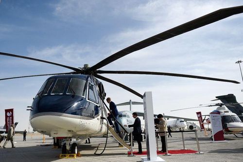 Trực thăng MI-38, thế hệ trực thăng dân sự mới nhất của Nga, được giới thiệu tại triển lãm. Ảnh: Gulf News