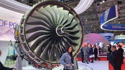 Các chuyên gia trong lĩnh vực công nghiệp quốc phòng kỳ vọng sẽ có những bản hợp đồng mua bán máy bay chiến đấu và máy bay dân sự trị giá hàng tỷ đô la được ký kết trong những ngày diễn ra triển lãm. Ảnh: Gulf News