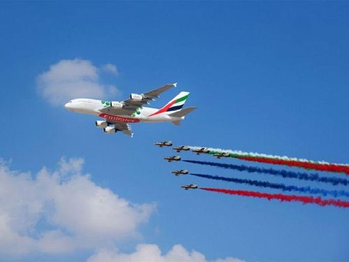 Khách tham quan và những người đam mê công nghệ hàng không đã có dịp chiêm ngưỡng phần bay mở màn triển lãm của một chiếc Airbus A380 (Hãng Emirates Airlines) cùng đội bay biểu diễn Al Fursan của Các Tiểu vương quốc Ả Rập Thống nhất. Tiếp theo sau đó là đội hình trực thăng của Mỹ gồm ba chiếc Chinook, ba chiếc Black Hawk và ba chiếc Apache. Ảnh: Emirates