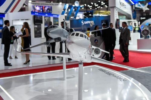 Mô hình máy bay của Hãng Dassault (Pháp) được trưng bày trong không gian triển lãm. Ảnh: Gulf News