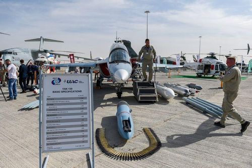 Một chiếc máy bay huấn luyện YAK-130 của Nga được trưng bày tại triển lãm. Ảnh: Gulf News