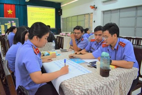 Các học viên tham gia thảo luận.