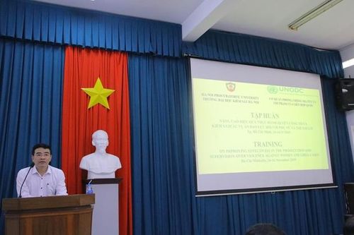 TS Lại Viết Quang – Hiệu trưởng Trường Đại học Kiểm sát Hà Nội phát biểu khai mạc khóa Tập huấn.