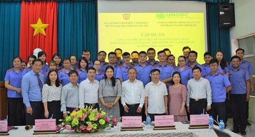 Các đại biểu tham gia Tập huấn chụp ảnh lưu niệm