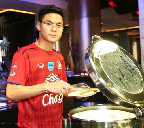 Dù đam mê ẩm thực, chế độ dinh dưỡng nghiêm ngặt của cầu thủ đá bóng không cho phép chàng hậu vệ được thỏa sức ăn uống. 