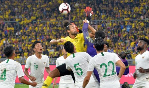 Malaysia (áo vàng) giành chiến thắng thuyết phục trước Indonesia.