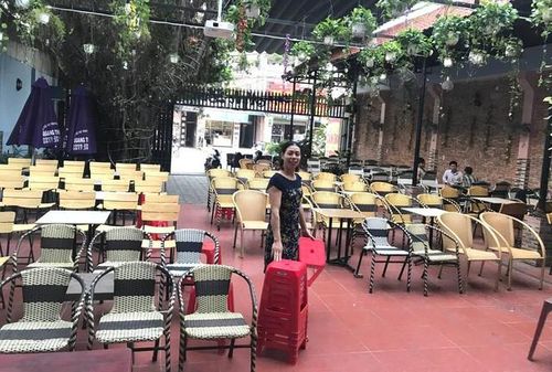 Mẹ cầu thủ Tiến Linh kê bàn ghế trong quán cà phê phục vụ người hâm mộ đến xem. Ảnh: Đ.Tùy