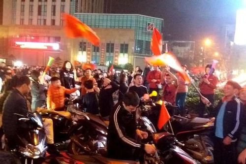 Sau mỗi chiến thắng của tuyển Việt Nam, người dân TP. Hải Dương đổ xuống đường ăn mừng. Ảnh: Đ.Tùy