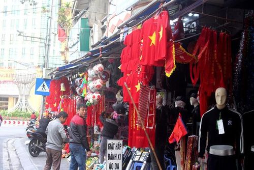Nhiều cửa hàng bày bán áo, cờ, băng zôn phục vụ người hâm mộ. Ảnh: Đ.Tùy