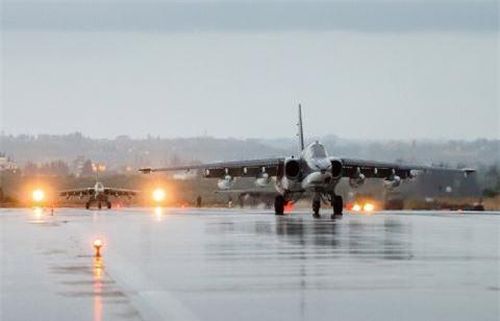 Nguyên mẫu T-8 của Su-25 bay chuyến đầu vào tháng 2-1975, nhưng sau đó Liên Xô đã thay đổi một số chi tiết trước khi sản xuất loạt.