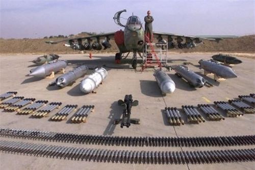 Kho vũ khí của Su-25 khá đa dạng, từ pháo bắn nhanh, rocket đến các loại bom và các loại tên lửa đối đất. Su-25 có khả năng mang theo loại tên lửa đối không loại tìm nhiệt R-60.
