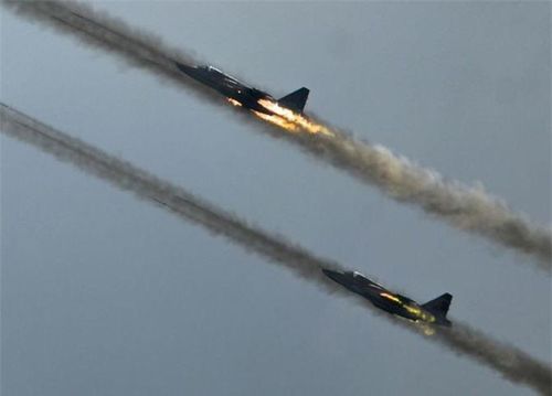 Su-25 được trang bị 2 động cơ turbojet, có tốc độ bay tối đa là 950km/h.