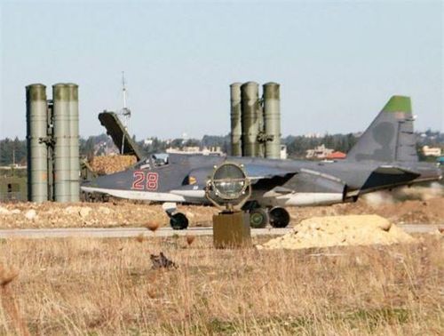 Máy bay Su-25 thường được cho là tương tự máy bay A-10 của Mỹ nhưng Su-25 đã được phát triển lên mức độ tinh vi hơn.