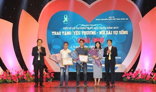 Ban tổ chức trao giải Nhì cho các tác giả.