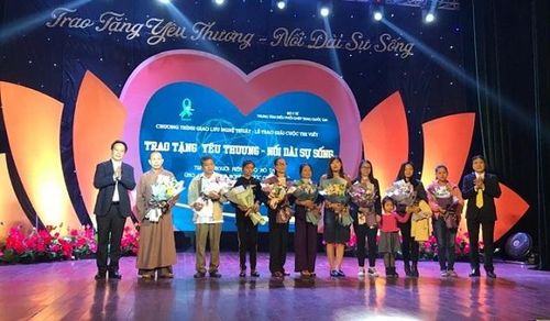 Lãnh đạo Trung tâm Điều phối Ghép tạng Quốc gia tri ân gia đình những người hiến tặng mô, tạng.