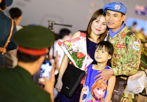 Gia đình chiến sĩ gặp lại người thân sau một năm xa cách
