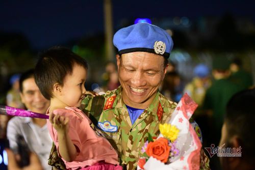 Trung úy Trung bên con gái thân yêu
