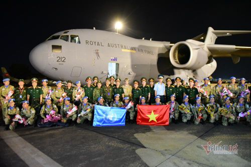 Các chiến sĩ chụp hình lưu niệm