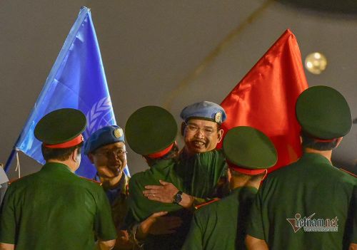 Những cái ôm siết chặt chào đón những người lính trở về