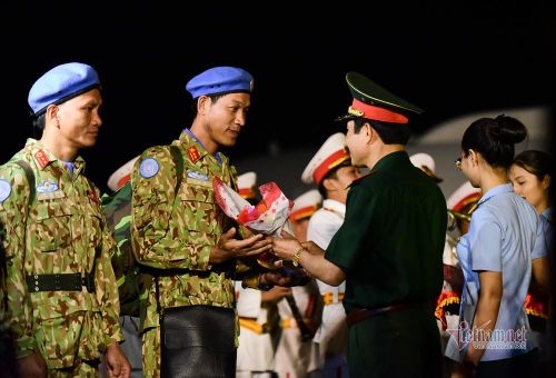 Trung tướng Nguyễn Tân Cương, Phó tổng tham mưu trưởng Quân đội nhân dân Việt Nam cùng nhiều lãnh đạo tặng hoa chúc mừng lực lượng gìn giữ hòa bình hoàn thành xuất sắc nhiệm vụ trở về