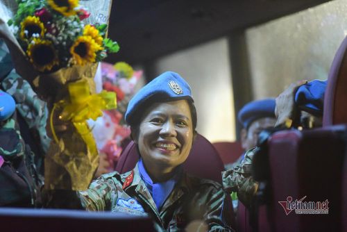 “Hiện tại không thể diễn tả niềm vinh dự và tự hào đứng trong hàng ngũ gìn giữ hòa bình của Liên Hợp Quốc ngày trở về. Mình rất may mắn khi chồng mình là bộ đội đã hiểu và thông cảm, gánh vác việc nhà và chăm sóc con cái suốt 1 năm mình ở Châu Phi” - Thiếu tá Bùi Thị Xoa chia sẻ.