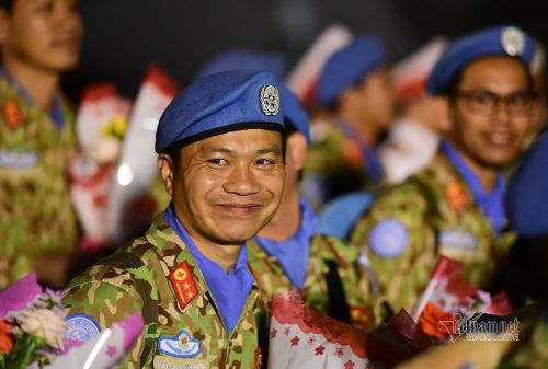 Nụ cười tự hào của Trung úy Nguyễn Minh Hiệp sau khi hoàn thành nhiệm vụ trở về tổ quốc