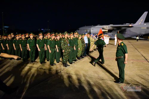 Thực hiện nghi thức chào cờ tại phi trường Tân Sơn Nhất