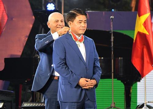 Đại sứ Cộng hòa Italia tại Việt Nam Antonio Alessandro trao Huân chương Công trạng Cộng hòa Italia tặng Chủ tịch UBND TP Hà Nội Nguyễn Đức Chung.