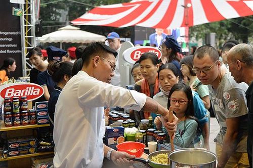 Người dân và du khách học cách chế biến, thưởng thức một số món ăn nổi tiếng của đất nước Italia.