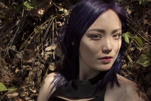 Nhờ lai 3 dòng máu, Klementieff toát lên thần thái riêng. Cô sở hữu đôi mắt màu hổ phách pha chút ánh nâu có chiều sâu. Sự đặc biệt của ngôi sao 8X còn nằm ở tên cô. Theo tiết lộ, Pom Klementieff được phát âm gần giống với từ "mùa xuân" và "hổ" trong tiếng Hàn, ý chỉ một vẻ đẹp dịu dàng nhưng lại mạnh mẽ.