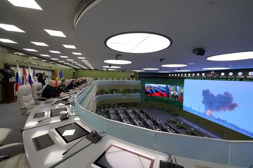  Các nhà lãnh đạo Nga theo dõi vụ thử nghiệm tên lửa siêu thanh Avangard qua màn hình. Ảnh: Sputnik