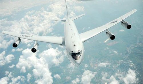 Cuối cùng là loại máy bay giám sát mục tiêu/chỉ điểm E-8C JSTARS. Loại máy bay này có nhiệm vụ điều khiển chiến trường từ trên cao, phân bổ hỏa lực vào từng mục tiêu để đạt hiệu quả tác chiến cao nhất. Nguồn ảnh: BI.