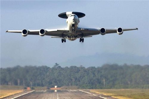 Hiện tại, Quân đội Mỹ vẫn đang phân vân không biết nên cho E-3 Sentry về hưu sớm vào năm 2023 tới đây để tiết kiệm khoảng 5 tỷ USD hay tiếp tục sử dụng loại máy bay này trong tương lai. Nguồn ảnh: BI.