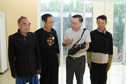 Đồng chí Lò Anh Ngọc (thứ 2 từ phải sang) trao đổi với các già làng, trưởng bản,
