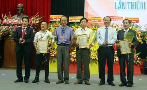 Lãnh đạo tỉnh Quảng Nam trao giải A cho các tác giả, nhóm tác giả có tác phẩm VHNT xuất sắc.
