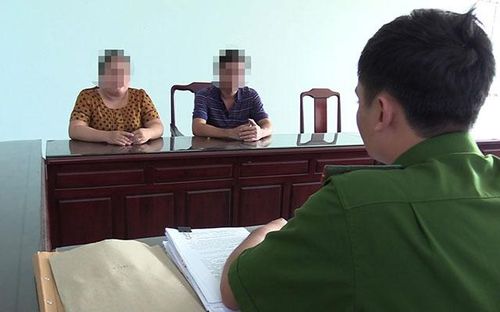 Bà Thảo cùng chồng trình báo với công an về sự việc.