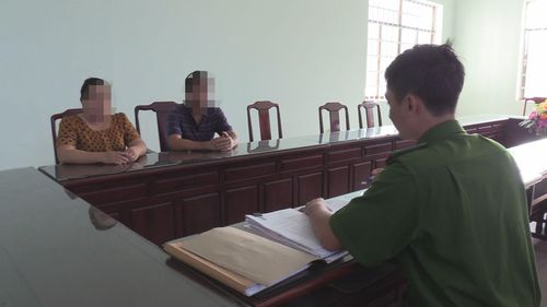 Công an Bình Dương làm thủ tục trả lại 800 triệu cho người dân bị các đối tượng giả danh công an lừa đảo