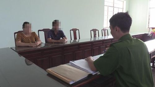 Công an hoàn tất thủ tục trao trả tiền cho nạn nhân (ảnh X.A)
