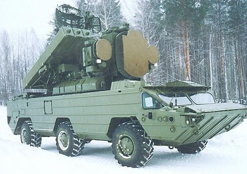  Ở cạnh radar cảnh giới chính có 2 radar điều khiển hỏa lực, vì vậy tổ hợp có thể dẫn bắn cho 2 tên lửa cùng lúc, hơn nữa 2 tên lửa này lại được dẫn trên 2 tần số khác nhau nhằm gây khó khăn hơn cho việc chế áp của đối phương. 
