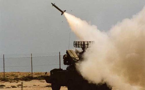  9K33 Osa là hệ thống tên lửa phòng không đầu tiên của Liên Xô tích hợp radar dẫn bắn lên xe mang phóng tự hành (TELAR), tạo ra tính cơ động rất cao khi có thể vừa phát hiện, theo dõi và dẫn bắn tên lửa chống lại trực thăng cũng như máy bay trong mọi điều kiện thời tiết. 