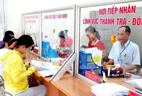 Người dân giao dịch tại Bộ phận tiếp nhận và trả kết quả giải quyết hồ sơ thủ tục hành chính của UBND phường Phan Đình Phùng, TP Thái Nguyên.