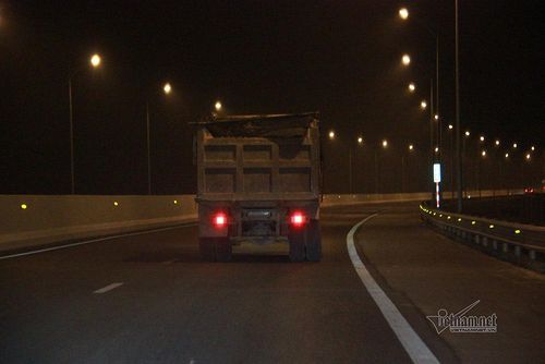 Tiếp đó những xe này chạy trên cao tốc Hạ Long - Hải Phòng để về đổ nền một số sự án ở TX Quảng Yên