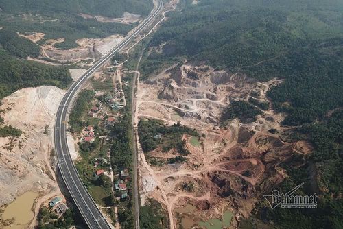Nhiều ngọn đồi cùng cây rừng bị san, tạo thành hố nước sâu