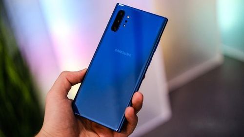 Samsung vừa ra mắt hai phiên bản màu sắc mới của Galaxy Note10+ gồm Xanh Aura và Đỏ Aura. Ngoài thay đổi về màu sắc, các thông số kỹ thuật khác của máy vẫn được giữ nguyên. Model này được trang bị màn hình tràn viền Infinity-O, kích thước 6,8 inch. Máy có hệ thống 4 camera sau đặt dọc bao gồm 12 MP, 16 MP, 12 MP và cảm biến ToF. Một trong những điểm nổi bật nhất trên Galaxy Note10+ là bút S Pen. Chiếc bút này được tính hợp tính năng điều khiển bằng cử chỉ từ xa.