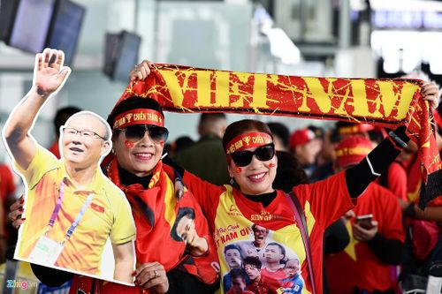 Chị Nguyễn Phương Diệu và bạn đồng hành cho biết từng đi tận Thường Châu cổ vũ bóng đá Việt Nam. Chị thường không bỏ trận bóng nào của thầy trò HLV Park Hang-seo. 