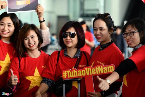Không khí tại sảnh T2 sân bay Nội Bài rất sôi động với một màu đỏ tràn ngập.
