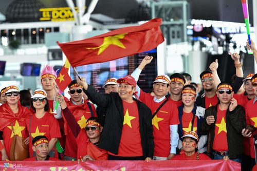 Một tour sang xem bóng đá là 14,9 triệu đồng bao gồm vé máy bay và hai bữa ăn. Sau khi xem bóng đá xong, các CĐV sẽ ra thẳng sân bay về Hà Nội vào rạng sáng 11/12. 